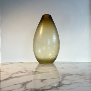 Large battuto vase in graduated amber handblown glass 