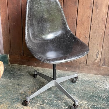 Vintage 1960s Charles Eames Black Fiberglass Side Task Chair on Casters Herman Miller Mid-Century 