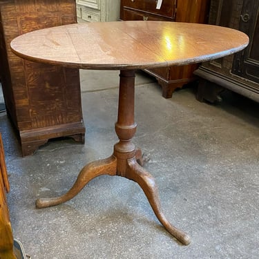 English Queen Anne Style Oak Round Pedestal Tea Table