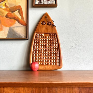 Vintage 22" teak carving board / "mouse" cutting and serving tray / teardrop MCM kitchen decor 