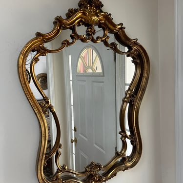 Pretty vintage gilded mirror with pretty accents 