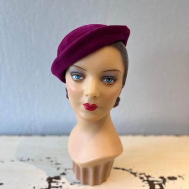 Elegant At The Barre - Vintage Late 1940s Magenta Wool Sculpted Cloche Hat 