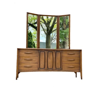 Broyhill Emphasis Dresser With Triple Mirror 
