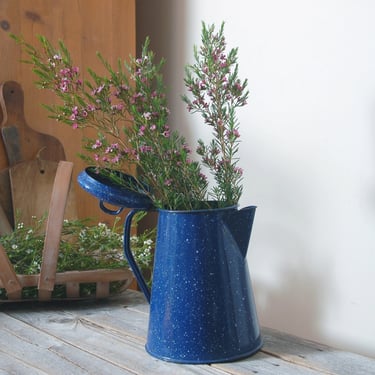 Vintage enamelware kettle / vintage blue speckled enamel coffee pot / rustic decor / farmhouse kitchenware / enamelware tea pot 