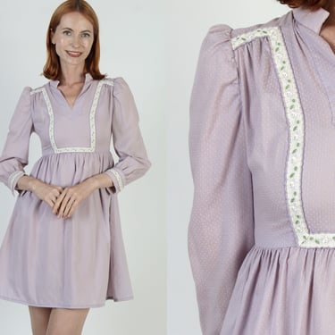 Provincial Swiss Dot Mini Dress, Vintage 70s Prairiecore V Neck Sundress, High Waisted Lace Trim Bodice 