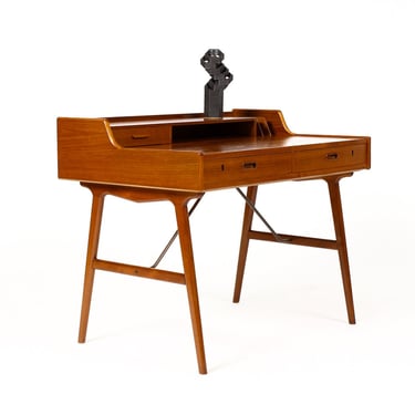 Danish Modern / Mid Century Teak Writing Desk Model 65 — Arne Wahl Iversen for Vinde Møbelfabrik 