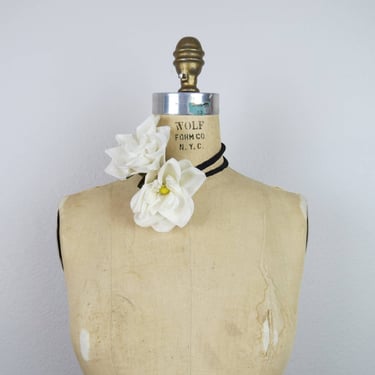 Vintage 1960s, 1970s floral choker, collar, necklace, rose, flower corsage 
