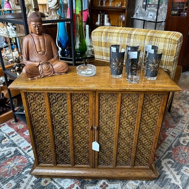 Funky 1970s 2 door cabinet with adjustable shelf 32w x11d x27.5 t approx