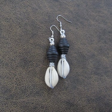 Cowrie shell and wooden earrings black and silver 
