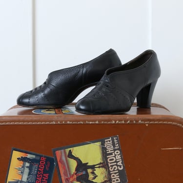 deco 1930s womens shoes • black cut-out scalloped pattern pumps • sturdy round toe high heels 