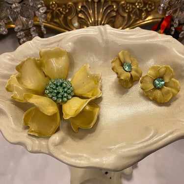 1950s jewelry set, yellow flower, mid century jewelry, vintage brooch and earrings, clip on, rockabilly style, rhinestone, mrs maisel, huge 