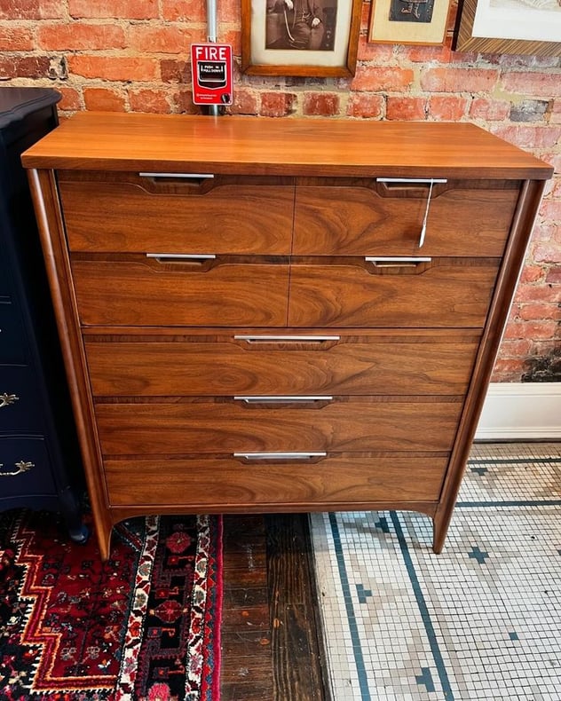 Gorgeous Kent Coffey mid century 5 drawer chest. 40” x 18.5” x 45.5” 