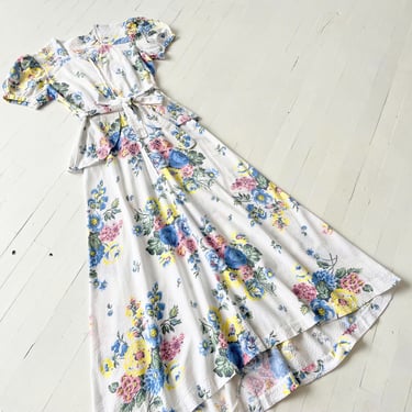 1940s White Floral Print Cotton Seersucker Dress – Puff Sleeve Peplum Waist Dress with Metal Zip Front, M Vintage 