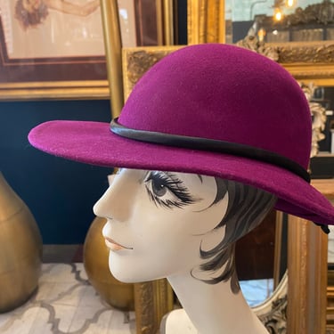 1980s hat, purple felt, wide brim, vintage 80s hat, liz Claiborne, back bow, 22 1/2, plum millinery, 1940s style, avant garde, preppy 