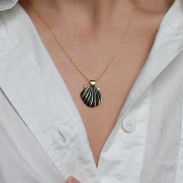 Black pearl shell necklace