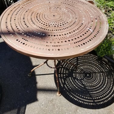 Cute coppery patio table, 30" diameter 29" height