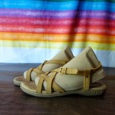 Vintage sandals size 7 Bass Sunjuns Margie, 70s tan leather low wedge strappy slip on sling back flip flops, hippie boho summer beach wear 