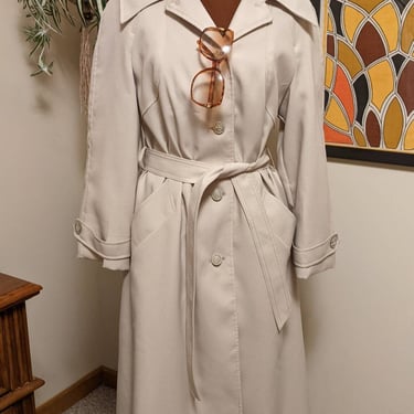 Vintage 1970s Beige Classic Trench coat with Sash and Large Collar by 