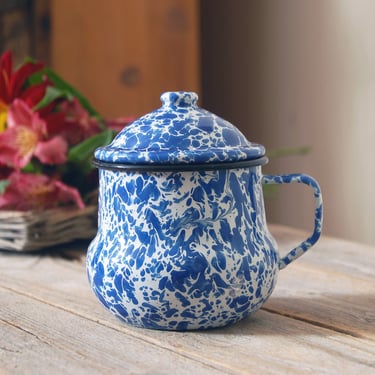 Vintage blue enamelware mug with lid  / enamel metal mug / rustic farmhouse mug / white & blue enamel mug / vintage mug / retro kitchen 
