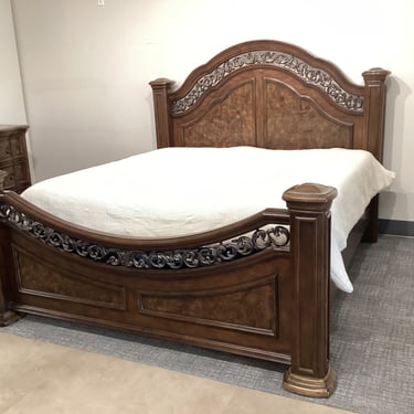 Traditional Style King Bed (B035)