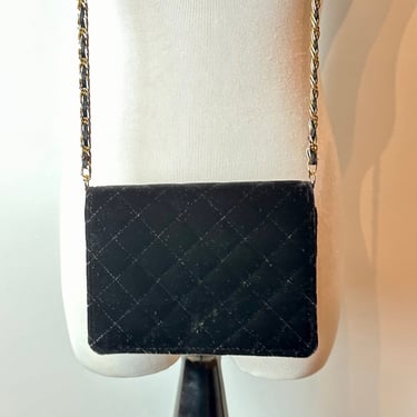 Black quilted velvet purse~ long threaded chain strap~ crossbody style~ 90’s preppy trendy 