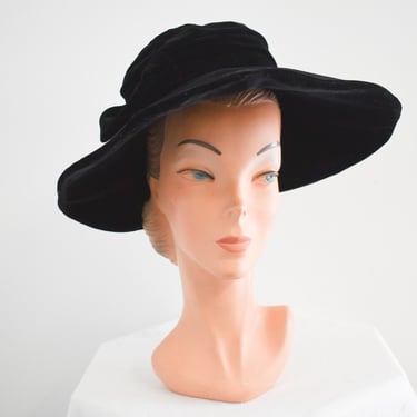 1940s Black Velvet Bonnet Style Hat 