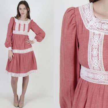 Vintage 70s Simple Country Dress White Floral Lace Tiered Simple Puff Sleeve Red Mini 