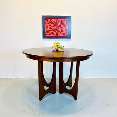 Mid-Century Modern Broyhill Brasilia Round Walnut Pedestal Base Dining Table 