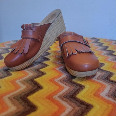 Vintage wedge clog size 7, brown leather shoe with rubber platform sole and kilty fringe 