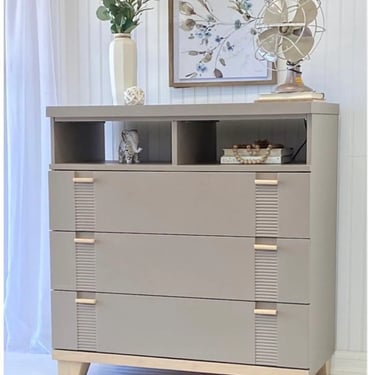 Beautiful MCM Dresser Chest of Drawers Accent Table Cabinet 