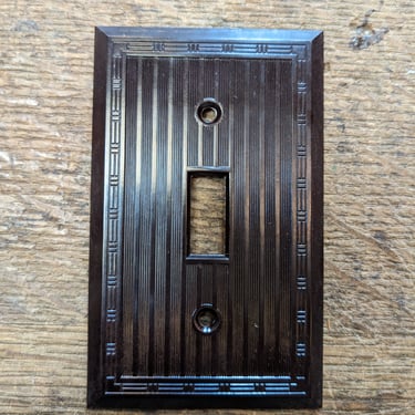 Vintage Bryant Ribbed Bakelite Light Switch Plate With Geometric Border Brown