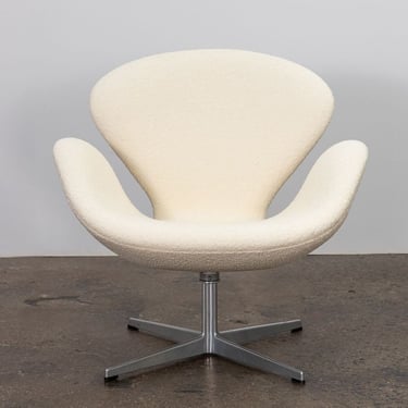 Arne Jacobsen Swan Chair in Knoll Pearl Boucle 