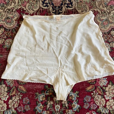 Vintage 1930’s cream silk tap pants | embroidered silk undershorts, Trillium Silk Underthings gold label, flapper lingerie, 30 