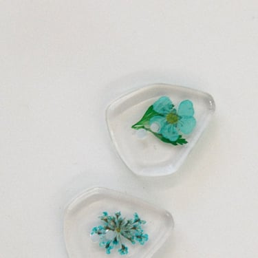 KkCo Flower Pressed Lucite Buttons - Clear Lucite with Flower