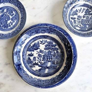 Vintage Blue Willow Dishes Dinner Plate Bread Plate Bowl Blue and White Grandmillenial Transferware Chinoiserie Venton Ware Globe Potteries 