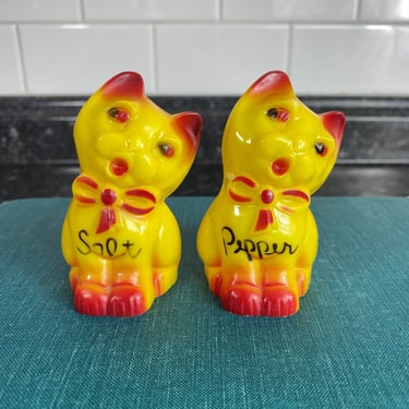 Vintage Hard Plastic Cat Salt & Pepper Shakers | Retro Celluloid Hard Plastic Yellow and Red Cats | Kitsch Ceramic Figurines | Kittens 