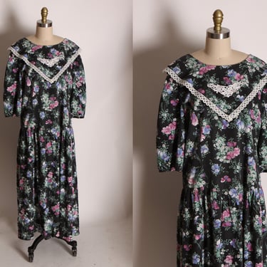 1980s Black, Pink and Blue Floral Rose Print White Lace Trim Drop Waist Cottagecore Plus Size Dress by Pearls -3XL 