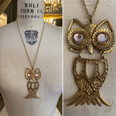 1970s owl necklace, animal pendant, novelty jewelry, vintage necklace, gold tone, long chain, articulated, jewelry eyes, mod accessories 