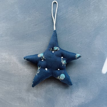 Star Ornament, Ditsy Rose Lake