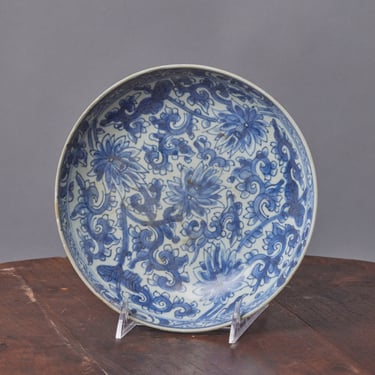 Mid 18th Century Blue & White Kangxi Plate With A Chrysanthemum Pattern