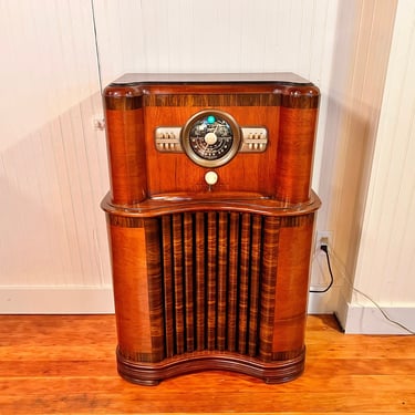 Stunning 1940 Zenith 3 Band Console Radio, Elec Restored 8S463.  SHIPPING is Extra 