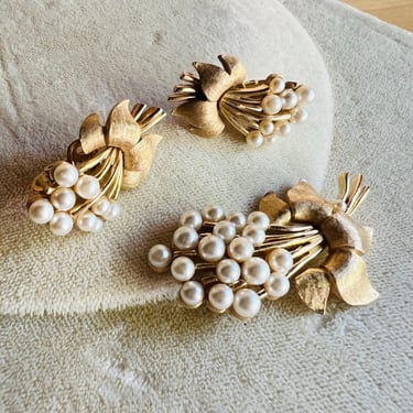 Vintage Crown Trifari Set Pearl Brooch And Clip Earrings Leaf Signed Gold Tone 