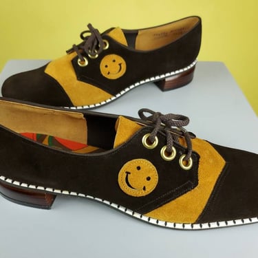 Deadstock 1960s smiley shoes. 60s mega mod! Lace-up, 2-toned suede. 60s to the core. By Flips. (9.5 AA) 