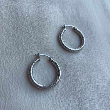 twisty silver hoops E198