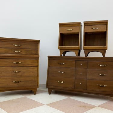 Mid-Century Modern 4-PC Bedroom Set / 2-Dressers & 2-Nightstands 