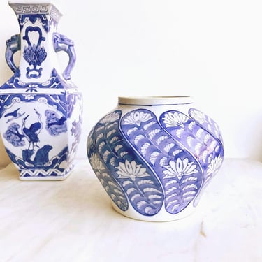 Chinese Blue and White Vase Ginger Jar Temple Jar Wide Mouth Vase Ceramic Floral Vintage Chinoiserie Decor Asian British Colonial China 