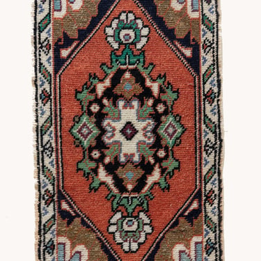 Vintage Turkish Mini Rug No. 647 | 1'6 x 2'11