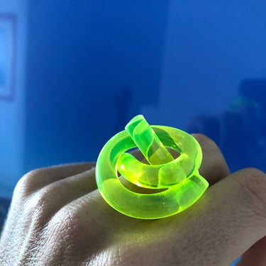Loop RING, Acrylic Ring, Acrylic Knot Ring, Statement Ring, Wearable Art. Contemporary Ring, Lucite Ring, Birthday Gift, Neon Green Ring 
