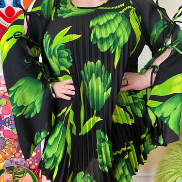 60’s Hawaiian Themed Pleated Angel Sleeve Palm Leaf Print Mini Dress