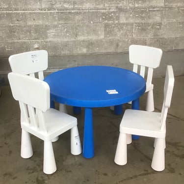 Plastic Tot Table w/ 4 Chairs (Seattle)